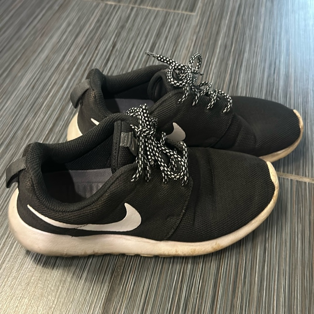 Nike Tennis Shoes
